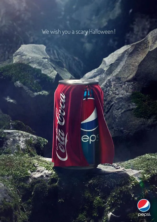 Publicité Halloween de Pepsi : une canette Pepsi portant une cape Coca-Cola avec le slogan We wish you a scary Halloween