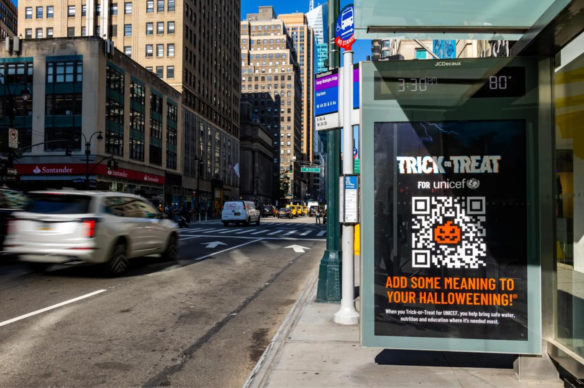 Campagne Trick or Treat for UNICEF avec un QR code citrouille sur l'écran d'un abribus JCDecaux à New York