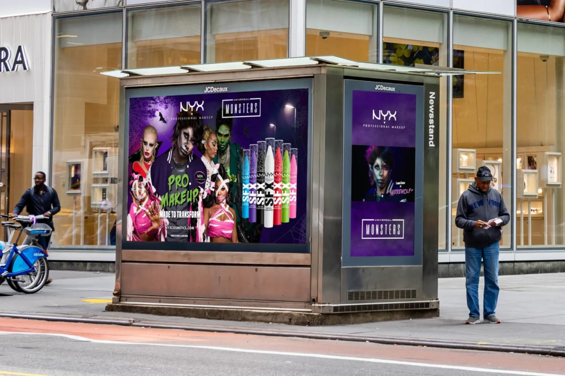 Campagne Halloween NYX Professional Makeup et Universal Monsters sur les écrans JCDecaux d'un kiosque à journaux new-yorkais