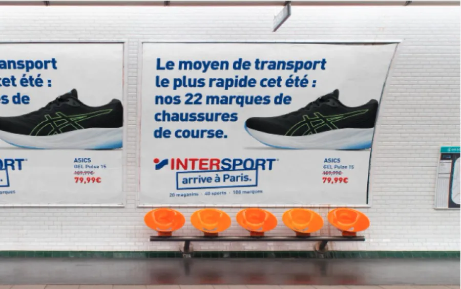 Affiche Intersport "arrive à Paris" diffusée dans une station de métro parisienne