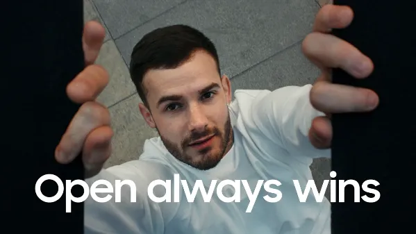 Visuel de la campagne Samsung "Open always wins" : un athlète tend les mains vers la caméra sous le slogan