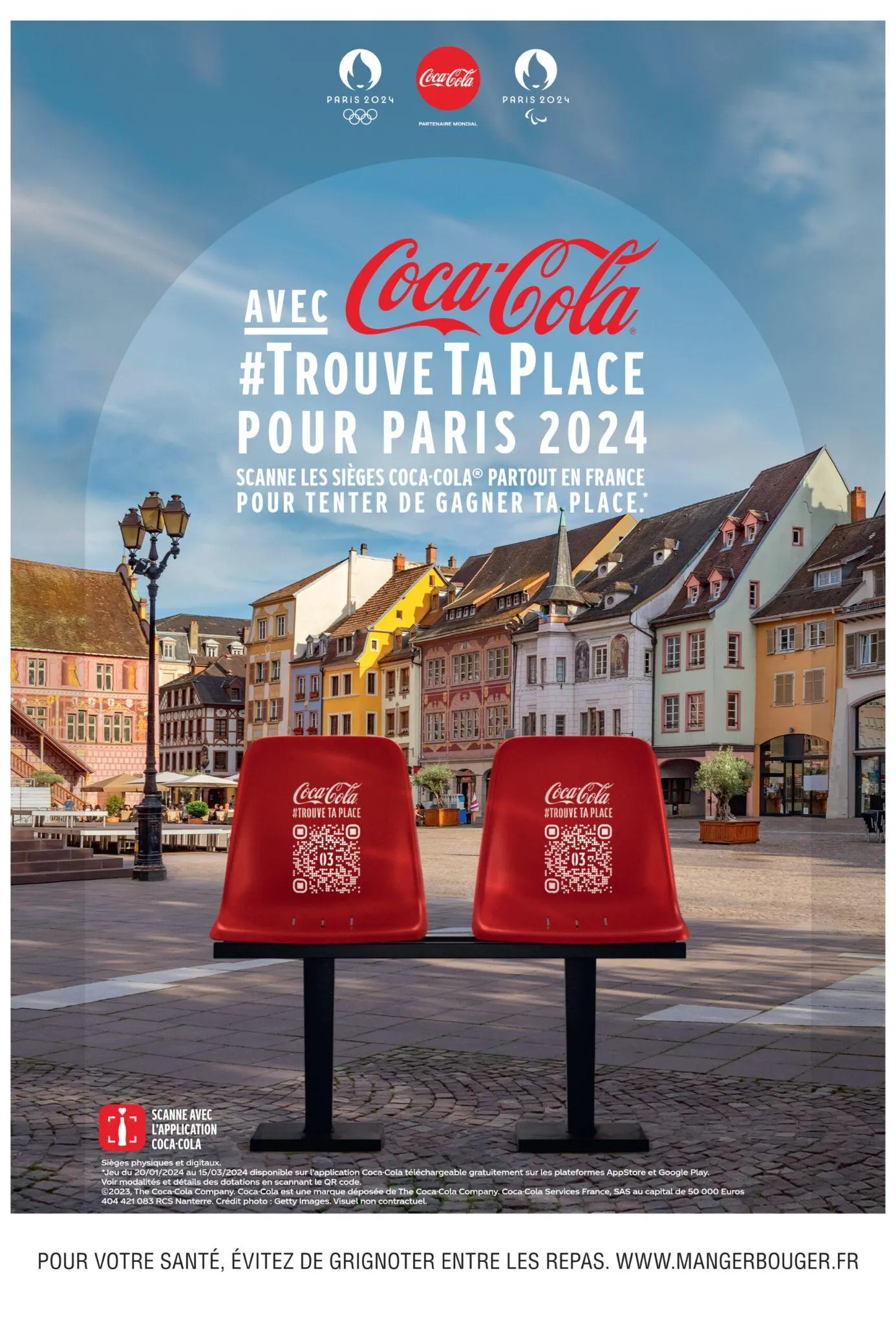 Affiche Coca-Cola #TrouveTaPlace pour Paris 2024 : deux sièges de stade rouges avec QR codes sur une place de ville