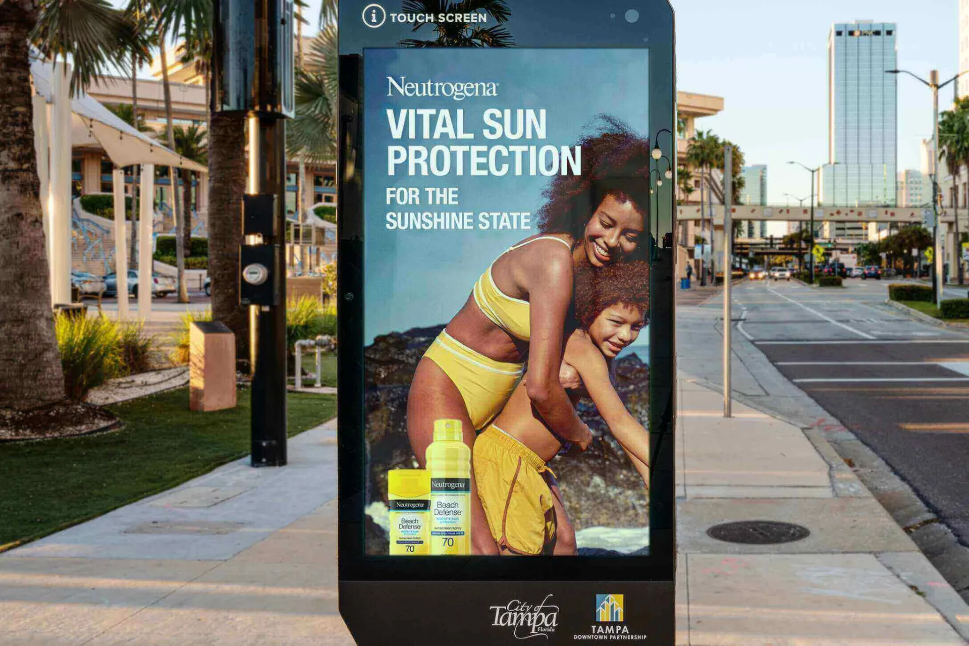 Campagne Neutrogena Vital Sun Protection sur écran DOOH à Tampa